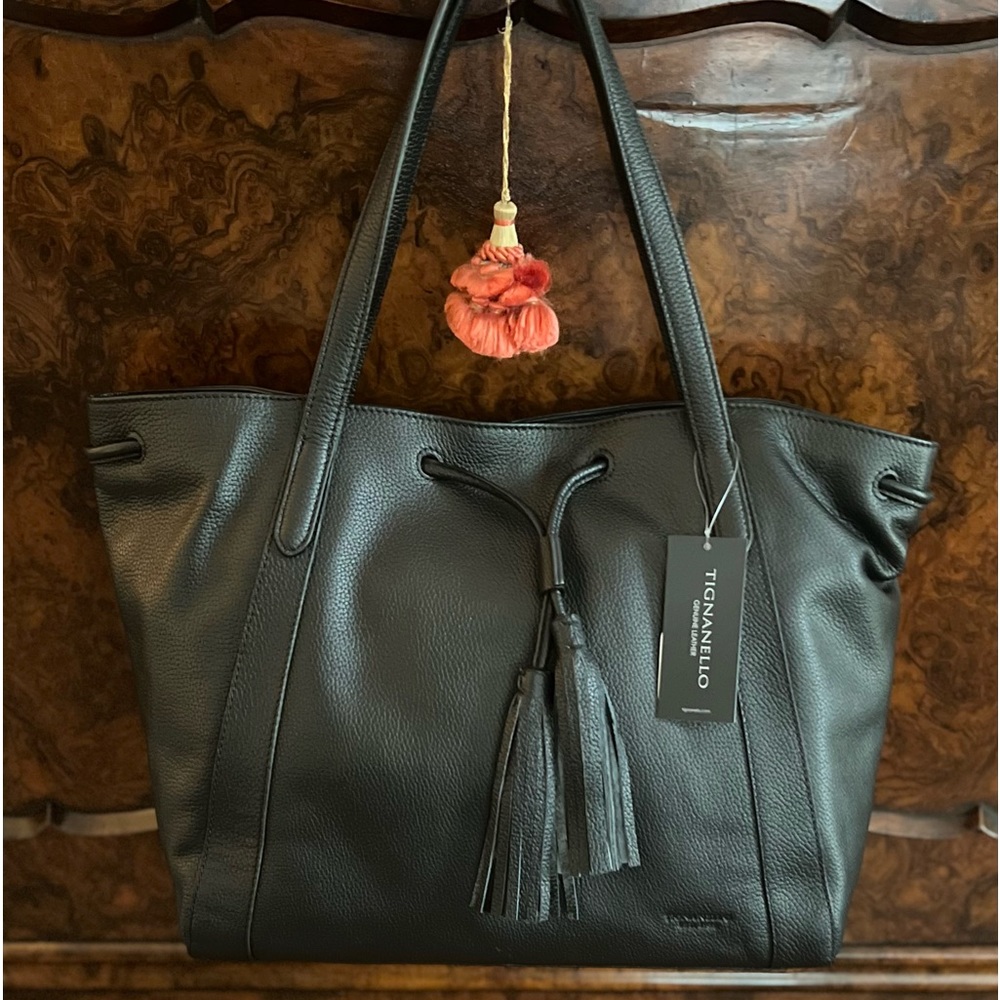 SOLD⭐️Tignanello Downing Tote. Leather. Drawstring. NWT. Classic bag addition